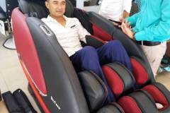 khach-mua-ghe-massage-drcare-922-30