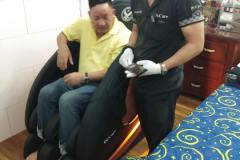 khach-mua-ghe-massage-drcare-922-31