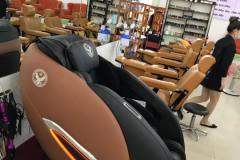 khach-mua-ghe-massage-drcare-922-32