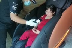 khach-mua-ghe-massage-drcare-922-33