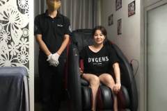 khach-mua-ghe-massage-drcare-922-34