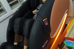 khach-mua-ghe-massage-drcare-922-35