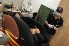 khach-mua-ghe-massage-drcare-922-36