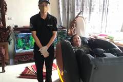 khach-mua-ghe-massage-drcare-922-38