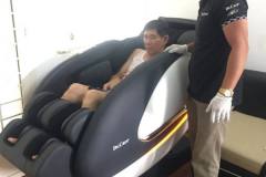 khach-mua-ghe-massage-drcare-922-40