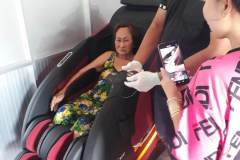 khach-mua-ghe-massage-drcare-922-42