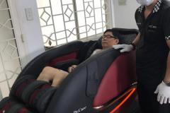 khach-mua-ghe-massage-drcare-922-43