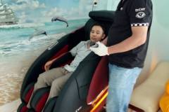 khach-mua-ghe-massage-drcare-922-44
