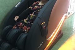 khach-mua-ghe-massage-drcare-922-45