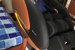 khach-mua-ghe-massage-drcare-922-46