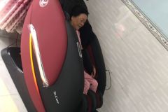 khach-mua-ghe-massage-drcare-922-47