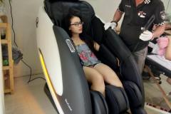 khach-mua-ghe-massage-drcare-922-49