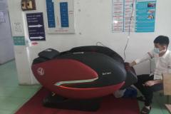 khach-mua-ghe-massage-drcare-922-50