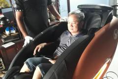 khach-mua-ghe-massage-drcare-922-51