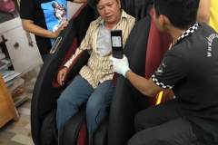 khach-mua-ghe-massage-drcare-922-53