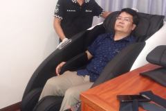 khach-mua-ghe-massage-drcare-922-54