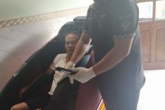 khach-mua-ghe-massage-drcare-922-55