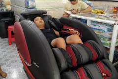 khach-mua-ghe-massage-drcare-922-57