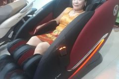 khach-mua-ghe-massage-drcare-922-58