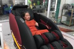 khach-mua-ghe-massage-drcare-922-59