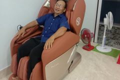 khach-mua-ghe-massage-drcare-955-26