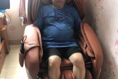 khach-mua-ghe-massage-drcare-955-27