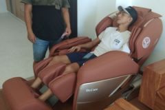 khach-mua-ghe-massage-drcare-955-29