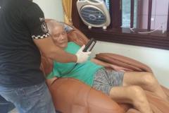 khach-mua-ghe-massage-drcare-955-30