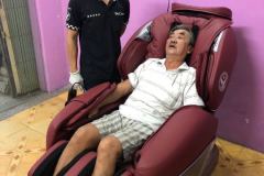 khach-mua-ghe-massage-drcare-955-31