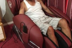 khach-mua-ghe-massage-drcare-955-32