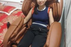 khach-mua-ghe-massage-drcare-955-33
