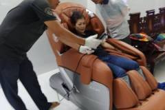 khach-mua-ghe-massage-drcare-955-34