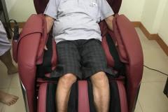 khach-mua-ghe-massage-drcare-955-35