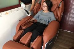 khach-mua-ghe-massage-drcare-955-36