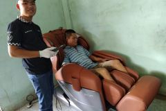 khach-mua-ghe-massage-drcare-955-38