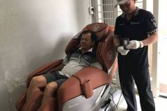 khach-mua-ghe-massage-drcare-955-39