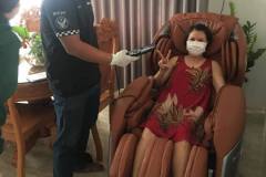 khach-mua-ghe-massage-drcare-955-40