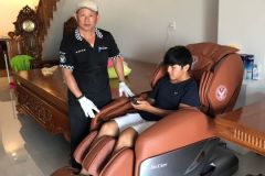 khach-mua-ghe-massage-drcare-955-41