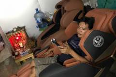 khach-mua-ghe-massage-drcare-819-34