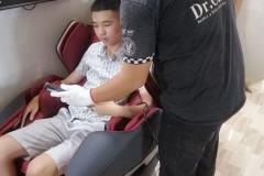 khach-mua-ghe-massage-drcare-819-36