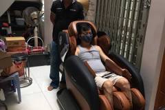 khach-mua-ghe-massage-drcare-919-31