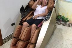 khach-mua-ghe-massage-drcare-919X-26