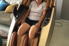 khach-mua-ghe-massage-drcare-919X-27