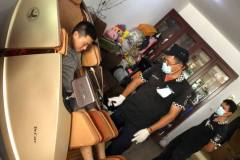 khach-mua-ghe-massage-drcare-919X-28