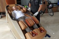 khach-mua-ghe-massage-drcare-919X-33