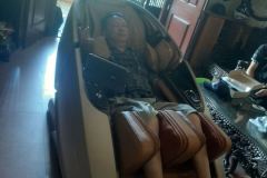 khach-mua-ghe-massage-drcare-919X-37