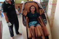 khach-mua-ghe-massage-drcare-919X-38