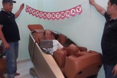 khach-mua-ghe-massage-drcare-919X-41