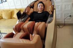 khach-mua-ghe-massage-drcare-919X-42