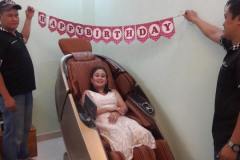 khach-mua-ghe-massage-drcare-919X-47